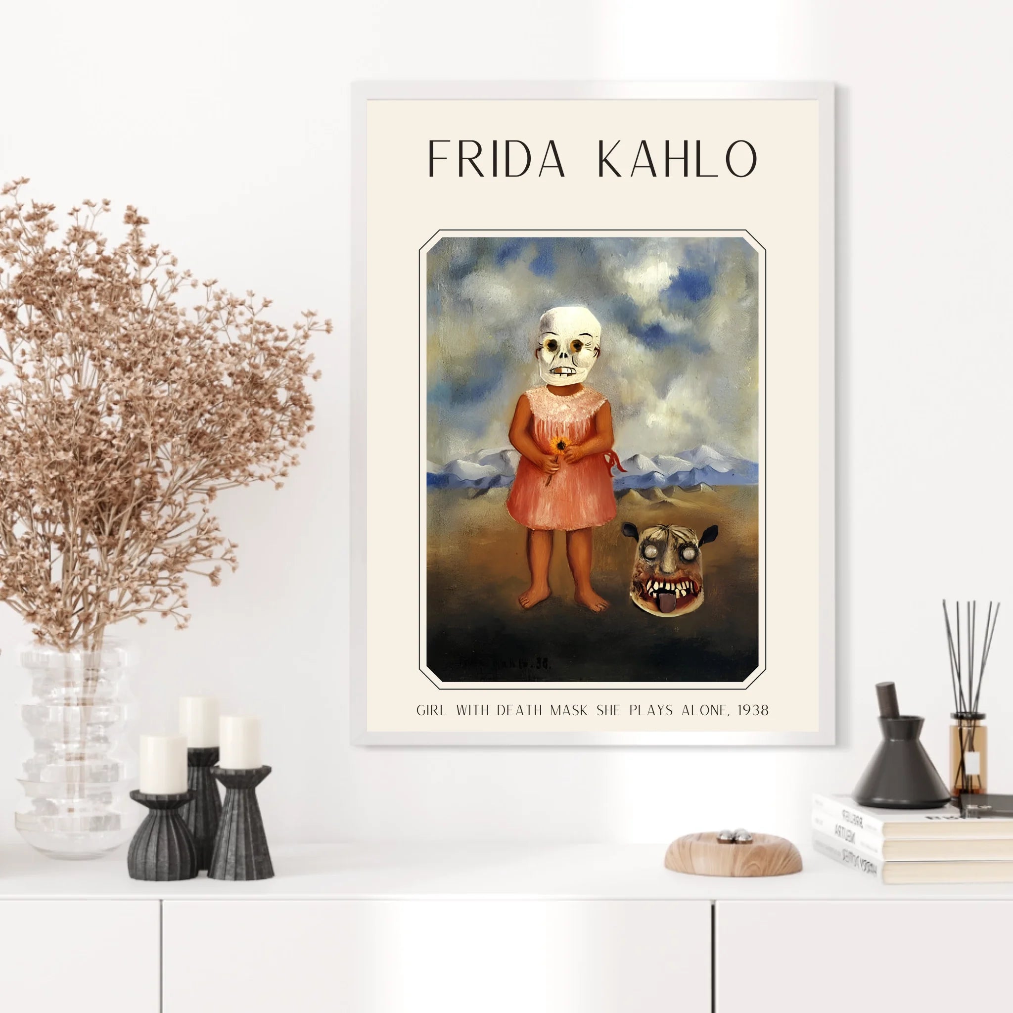 Affiche Frida Kahlo – Girl With Death Mask She Plays Alone 1938