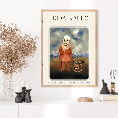 Affiche Frida Kahlo – Girl With Death Mask She Plays Alone 1938